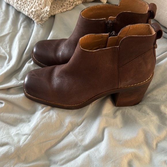 Crown Vintage short boots. Brown leather. Chunky Heel. 8.5 Almost New. - Picture 2 of 12